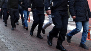 bursa merkezli 6 ilde suc orgutlerine ve silah ticaretine yonelik operasyonlarda 16 zanli tutuklandi pIDfI2Kf.jpg
