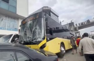 cekmekoyde zincirleme kaza 4 yarali q3VOUqsa.jpg