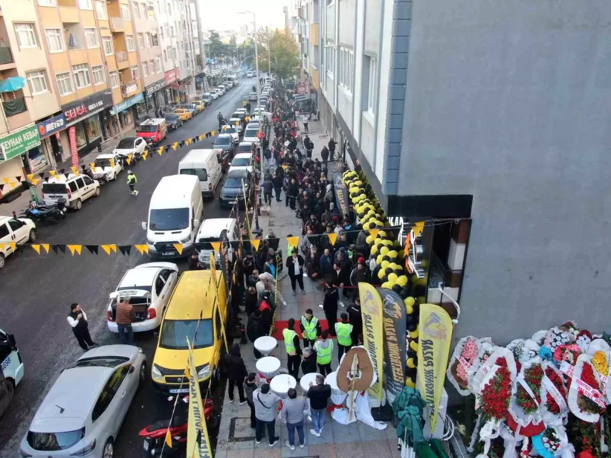 Kartal’daki Mağaza Açılışında İndirim Kuşturması