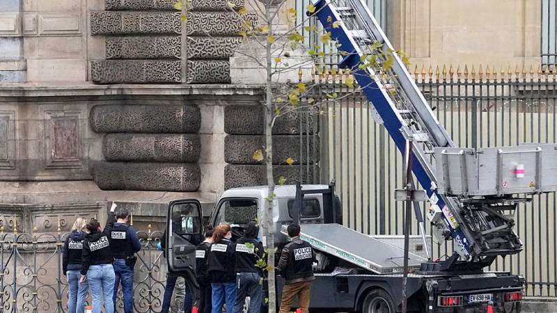 louvre soygununda sular durulmuyor fransa icisleri bakani buyuk ihmali acikladi 6D348Oki.jpg