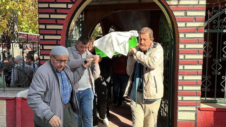 evde bogazi kesilmis halde bulunan kadin topraga verildi NAYAyjlc.jpg