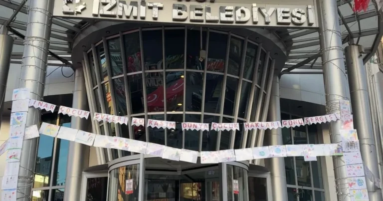 izmitte-cocuklarin-eserleri-belediyede-mutluluklari-ekranda-NQrrD3Li.webp
