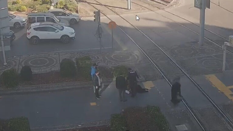 kayseride rahatsizlanan kadinin yardimina polisler kostu bir an bile yanindan ayrilmadilar 3V53Jfi4.jpg