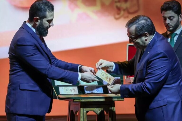 suriye-yeni-banknotlarini-tanitti-iki-sifir-atildi-uretime-vurgu-yapildi-Q3RURJgI.jpg