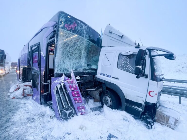 karsta-yolcu-otobusu-kaza-yapti-yaralilar-var-KFm1IUUZ.jpg