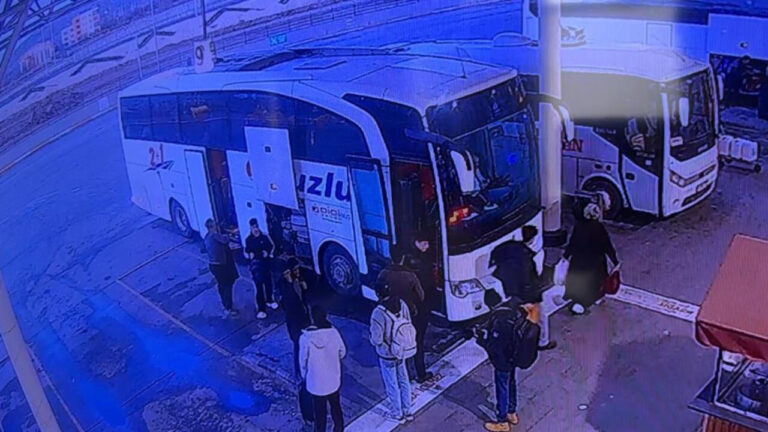 antalyada-feci-kazaya-karisan-otobus-ispartadan-son-kez-yolcu-alirken-goruntulendi-video-J8zzLKtz.jpg