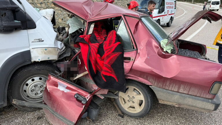 burdurda-minibusle-otomobilin-carpistigi-kazada-2-kisi-oldu-4-kisi-yaralandi-Fzg69sDi.jpg